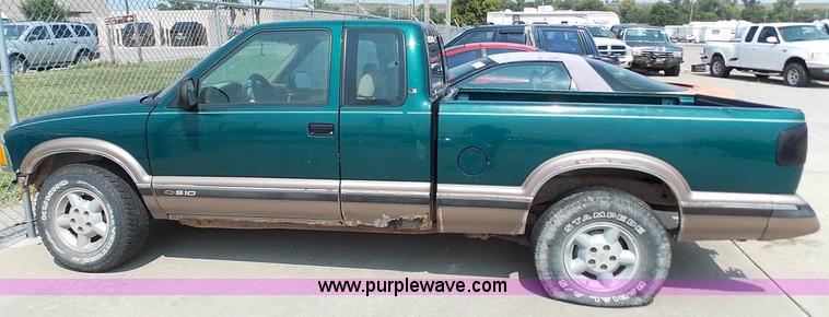 image for item J3691 1996 Chevrolet S10 Ext. Cab pickup truck
