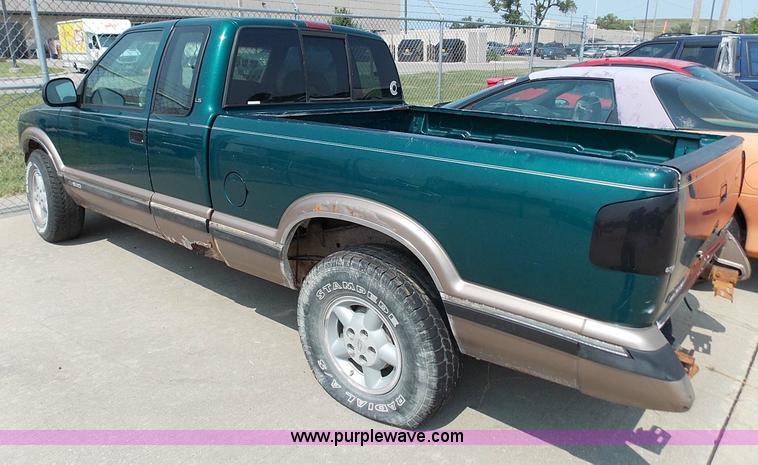 image for item J3691 1996 Chevrolet S10 Ext. Cab pickup truck