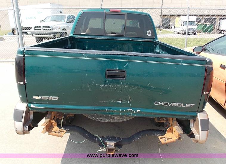 image for item J3691 1996 Chevrolet S10 Ext. Cab pickup truck