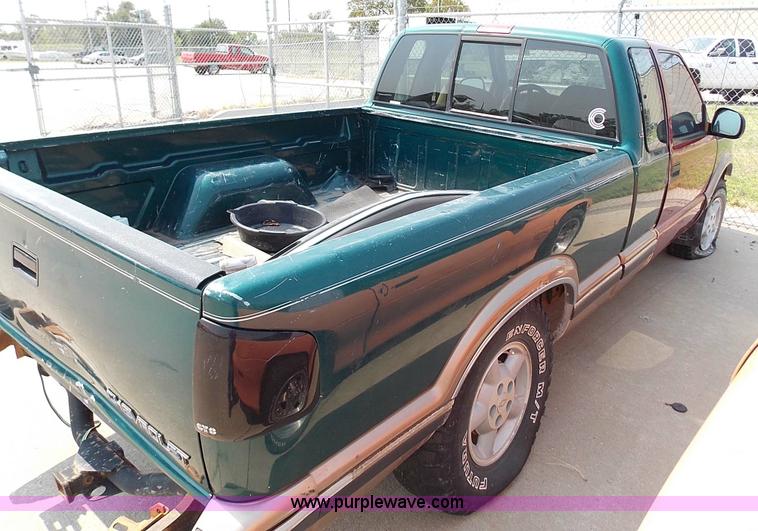 image for item J3691 1996 Chevrolet S10 Ext. Cab pickup truck