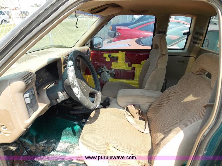 image for item J3691 1996 Chevrolet S10 Ext. Cab pickup truck