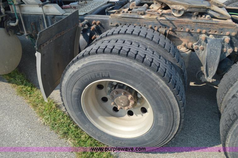 image for item AX9424 1999 Freightliner FLD120 semi truck