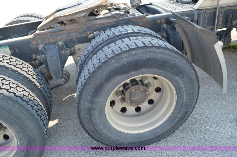 image for item AX9424 1999 Freightliner FLD120 semi truck