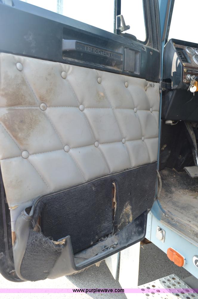 image for item AX9424 1999 Freightliner FLD120 semi truck