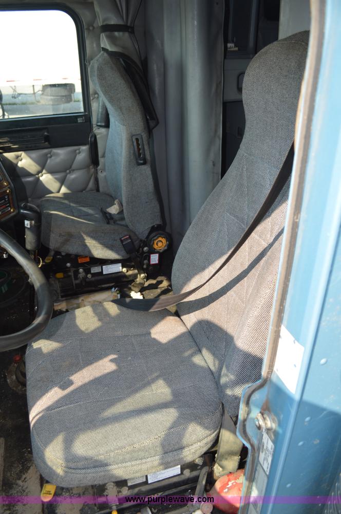 image for item AX9424 1999 Freightliner FLD120 semi truck