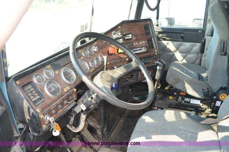 image for item AX9424 1999 Freightliner FLD120 semi truck