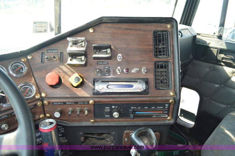 image for item AX9424 1999 Freightliner FLD120 semi truck