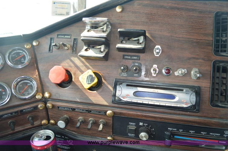 image for item AX9424 1999 Freightliner FLD120 semi truck