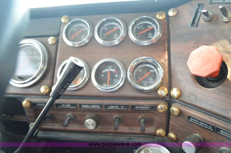 image for item AX9424 1999 Freightliner FLD120 semi truck