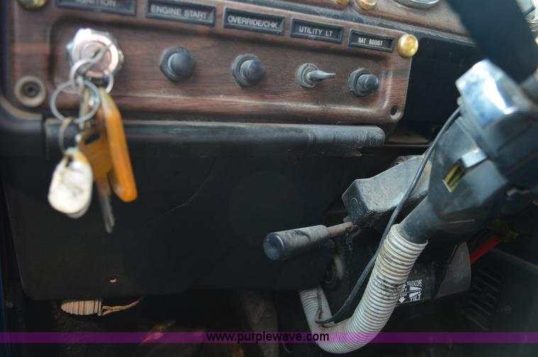 image for item AX9424 1999 Freightliner FLD120 semi truck