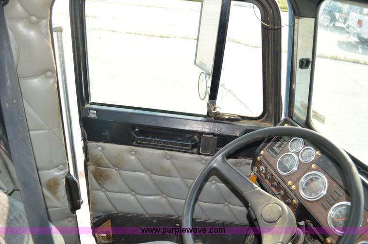 image for item AX9424 1999 Freightliner FLD120 semi truck