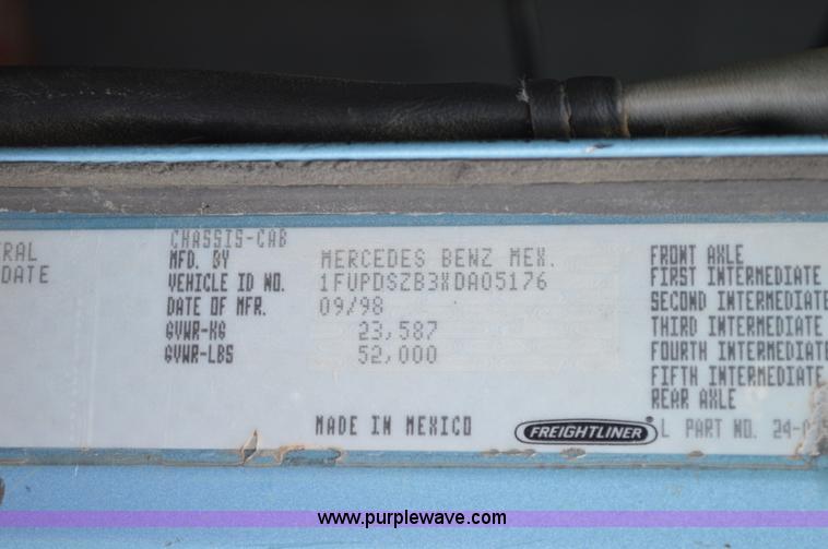 image for item AX9424 1999 Freightliner FLD120 semi truck