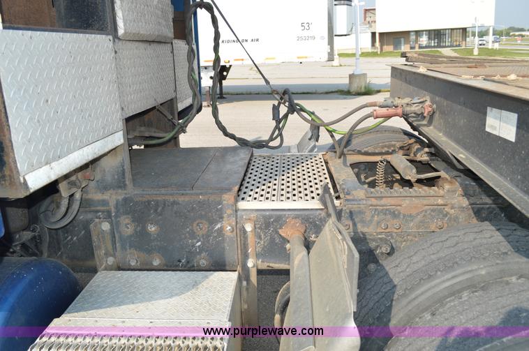 image for item AX9425 2004 Peterbilt 379 semi truck