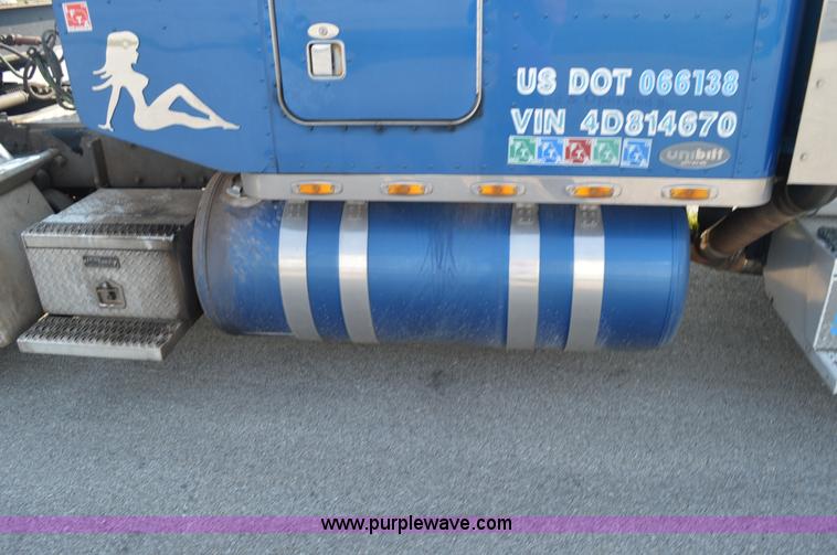 image for item AX9425 2004 Peterbilt 379 semi truck