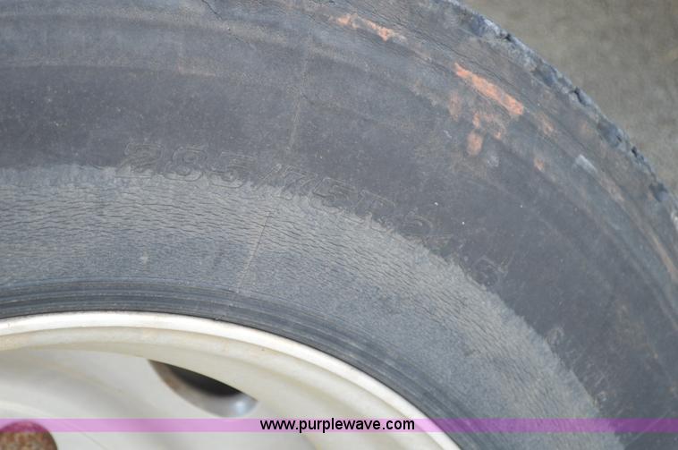 image for item AX9425 2004 Peterbilt 379 semi truck