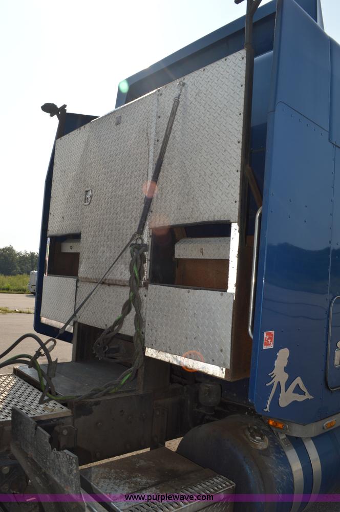 image for item AX9425 2004 Peterbilt 379 semi truck