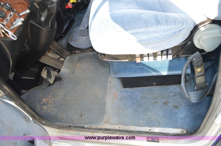 image for item AX9425 2004 Peterbilt 379 semi truck