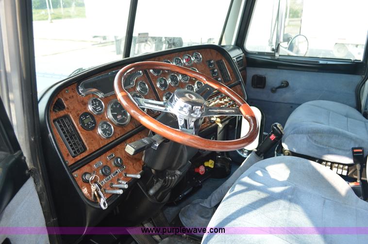 image for item AX9425 2004 Peterbilt 379 semi truck