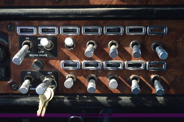 image for item AX9425 2004 Peterbilt 379 semi truck