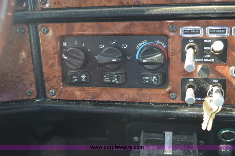 image for item AX9425 2004 Peterbilt 379 semi truck