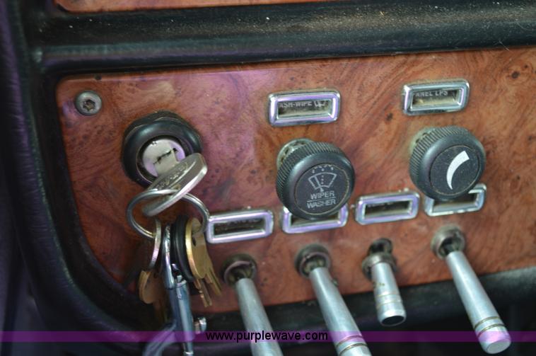 image for item AX9425 2004 Peterbilt 379 semi truck