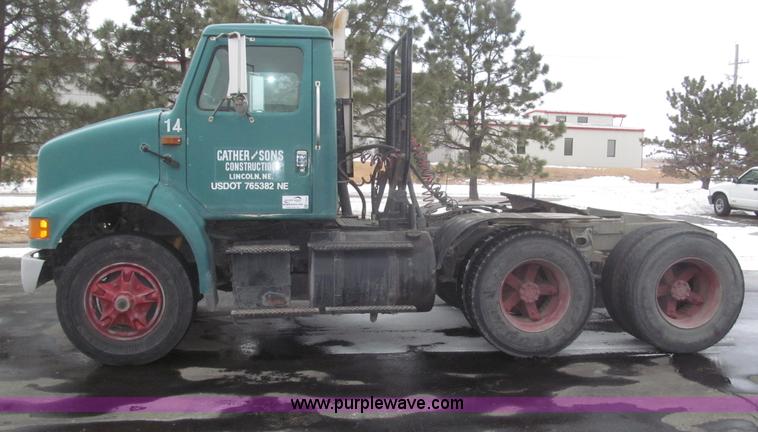 image for item F7241 1990 International 8100 semi truck