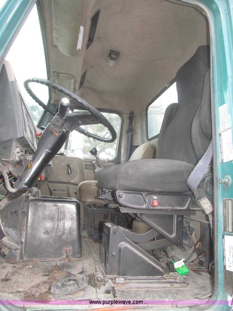 image for item F7241 1990 International 8100 semi truck