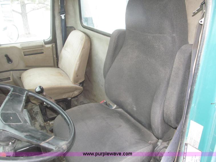 image for item F7241 1990 International 8100 semi truck