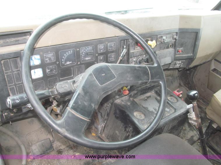 image for item F7241 1990 International 8100 semi truck