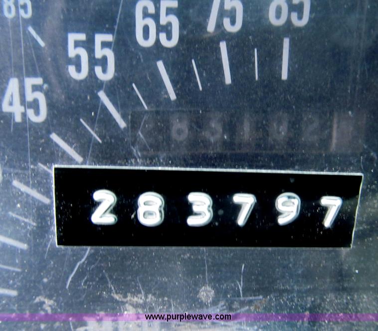 image for item F7241 1990 International 8100 semi truck