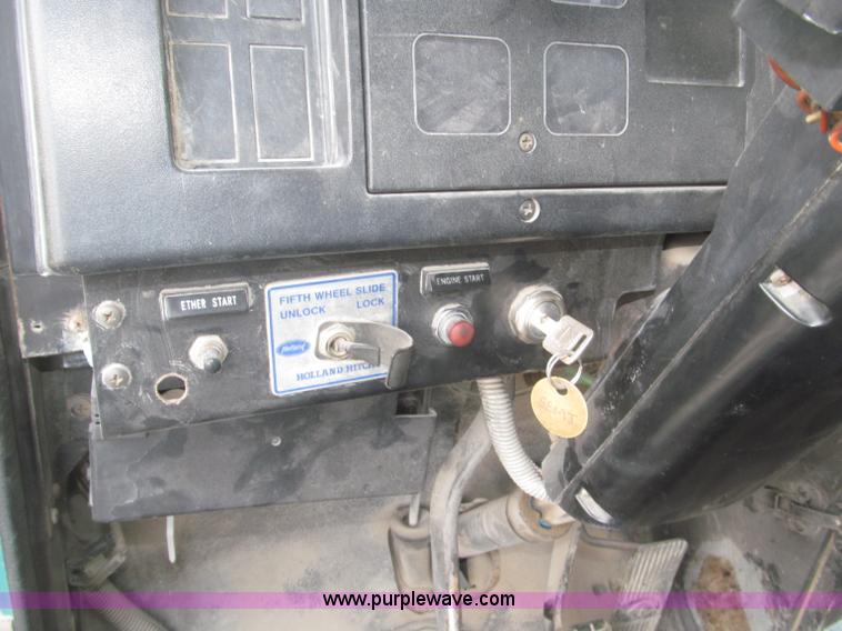 image for item F7241 1990 International 8100 semi truck