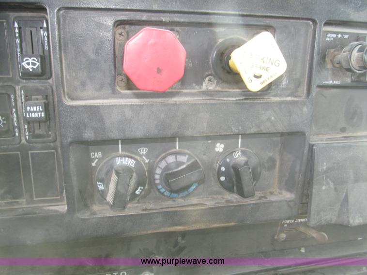 image for item F7241 1990 International 8100 semi truck