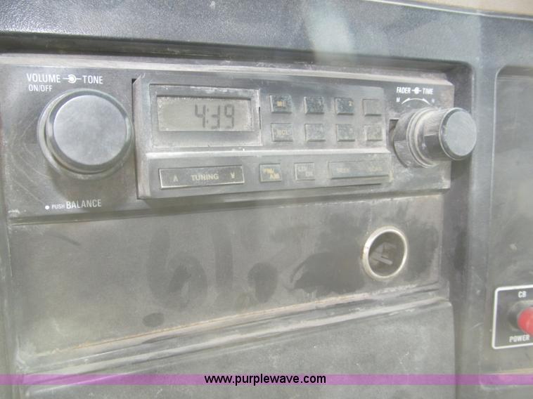 image for item F7241 1990 International 8100 semi truck