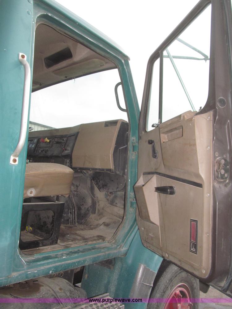 image for item F7241 1990 International 8100 semi truck