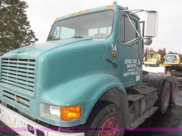 image for item F7241 1990 International 8100 semi truck