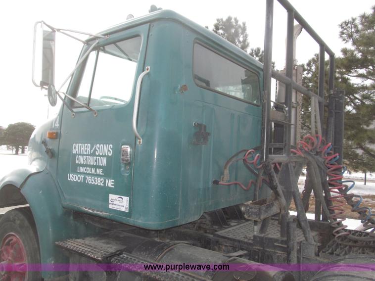 image for item F7241 1990 International 8100 semi truck