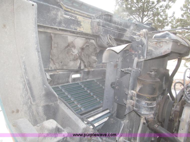 image for item F7241 1990 International 8100 semi truck