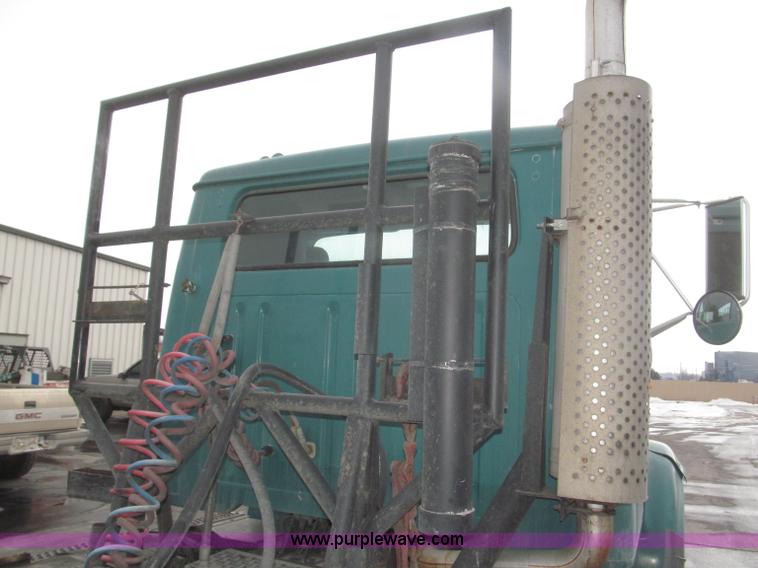 image for item F7241 1990 International 8100 semi truck