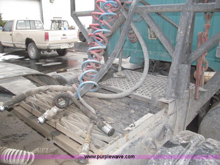 image for item F7241 1990 International 8100 semi truck