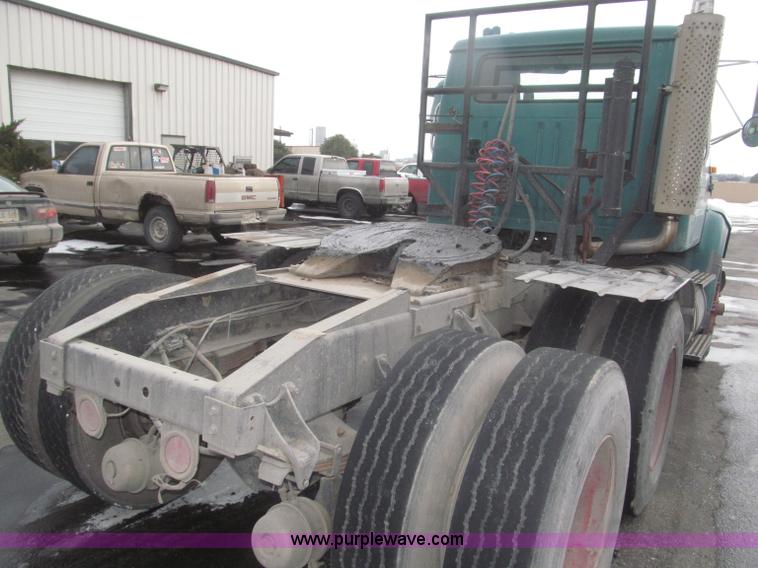 image for item F7241 1990 International 8100 semi truck