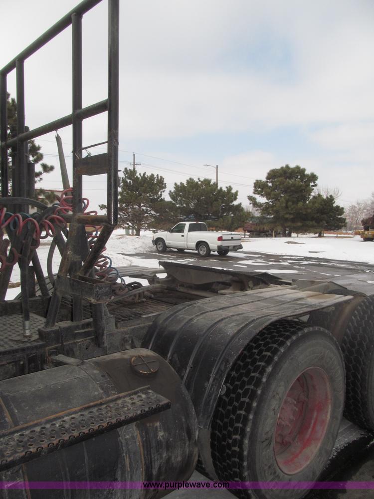 image for item F7241 1990 International 8100 semi truck