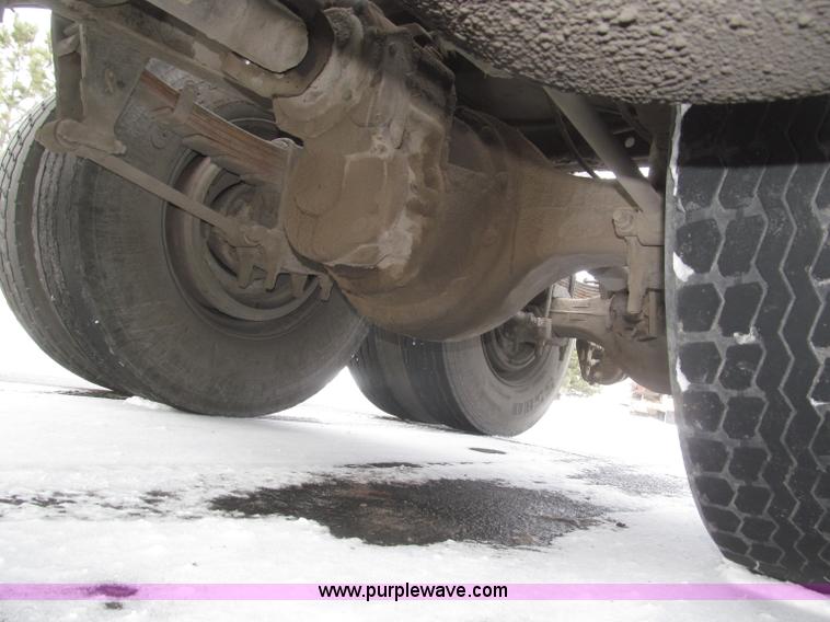 image for item F7241 1990 International 8100 semi truck