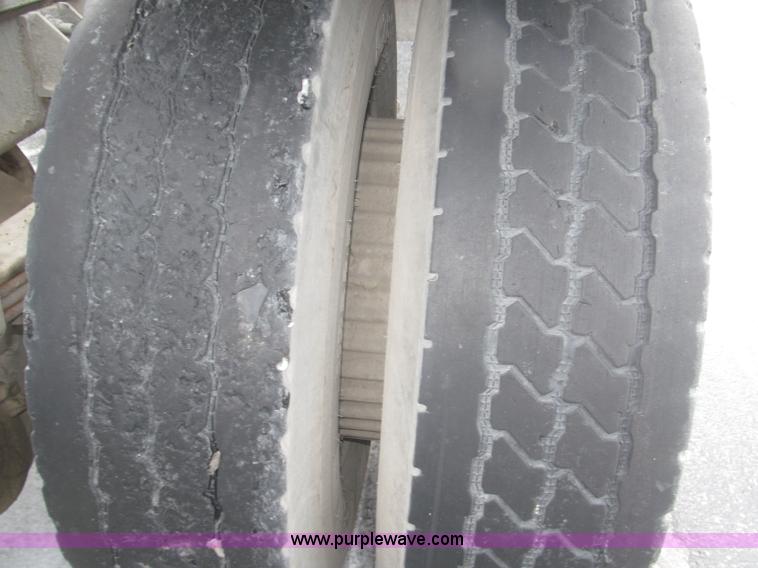 image for item F7241 1990 International 8100 semi truck