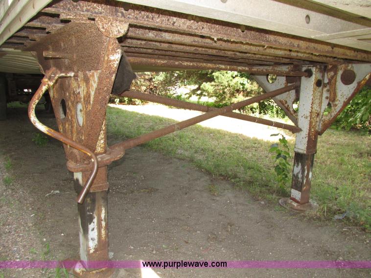 image for item H4501 1983 Utility VS2RS dry van trailer