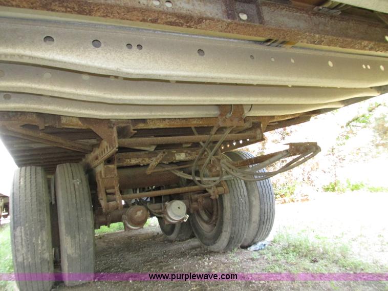 image for item H4501 1983 Utility VS2RS dry van trailer