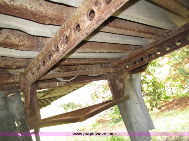 image for item H4501 1983 Utility VS2RS dry van trailer