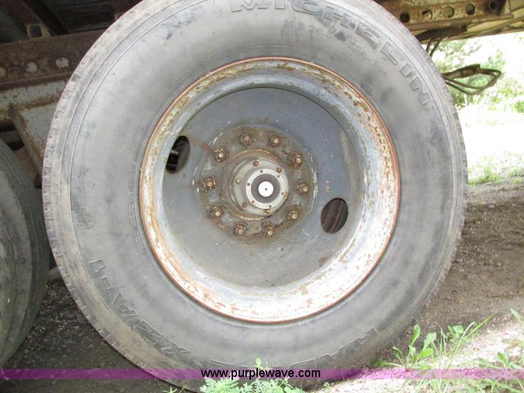 image for item H4501 1983 Utility VS2RS dry van trailer