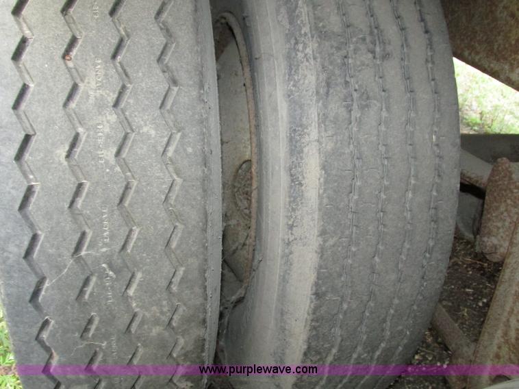 image for item H4501 1983 Utility VS2RS dry van trailer