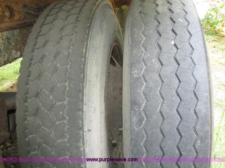 image for item H4501 1983 Utility VS2RS dry van trailer