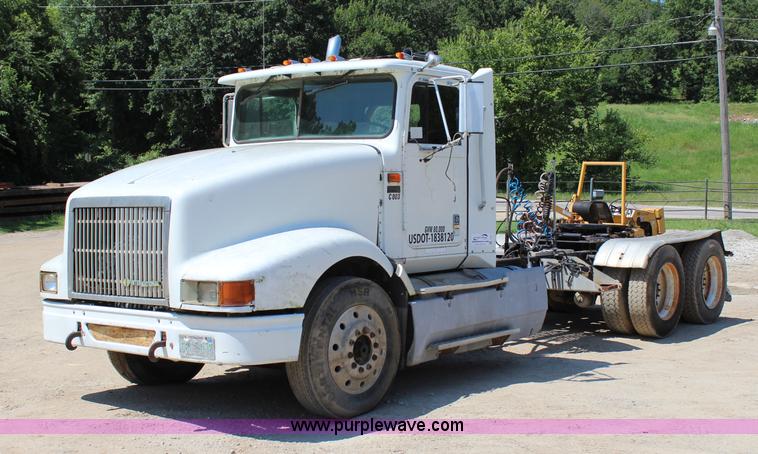 image for item I1531 1993 International 9400 semi truck